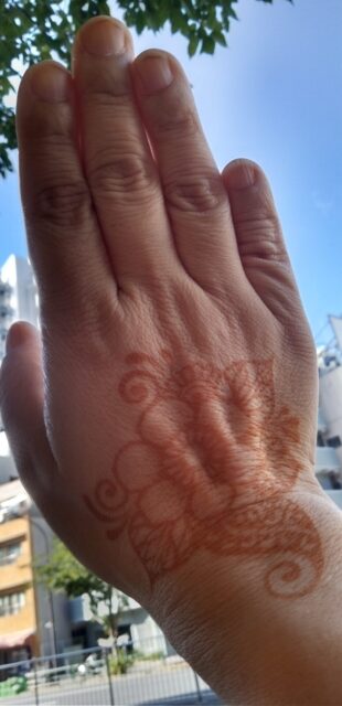 ヘナタトゥーをした女性の手