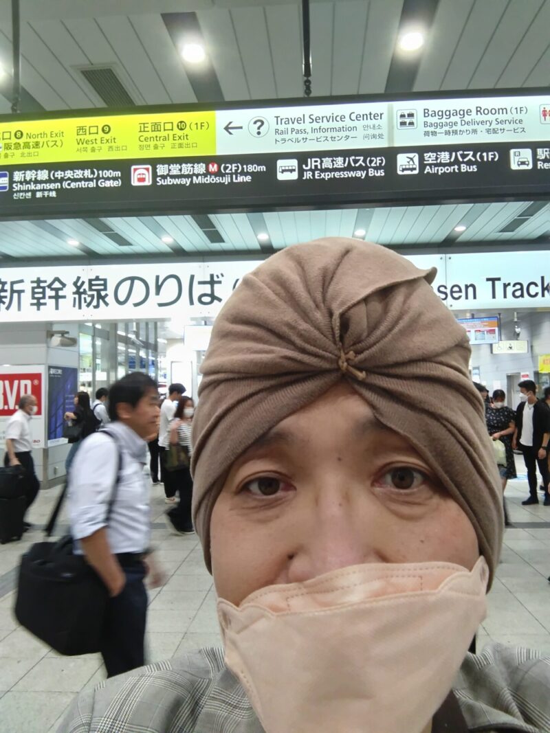 ヘナ染めしたまま、ターバンを巻いて新大阪駅構内で。